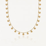 Collier en acier inoxydable doré avec multiples pendentifs coquillages.
