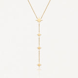 Collier lariat en acier inoxydable doré avec 4 étoiles pendentives le long de la chaîne.