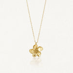 Collier en acier inoxydable doré avec un pendentif fleur aux pétales légèrement texturés.