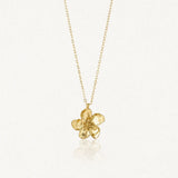 Collier en acier inoxydable doré avec un pendentif fleur aux pétales légèrement texturés.