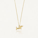Collier pendentif chien teckel en acier inoxydable doré, sur une fine chaîne dorée.