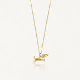 Collier pendentif chien teckel en acier inoxydable doré, sur une fine chaîne dorée.