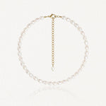 Collier en perles baroques blanches avec fermoir et chaîne d'extension dorés en acier inoxydable.