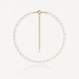 Collier en perles baroques blanches avec fermoir et chaîne d'extension dorés en acier inoxydable.