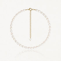 Collier en perles baroques blanches avec fermoir et chaîne d'extension dorés en acier inoxydable.