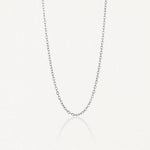 Collier chaîne en acier inoxydable à mailles ovales, couleur argenté, sur fond blanc avec reflet.