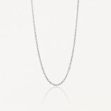 Collier chaîne en acier inoxydable à mailles ovales, couleur argenté, sur fond blanc avec reflet.