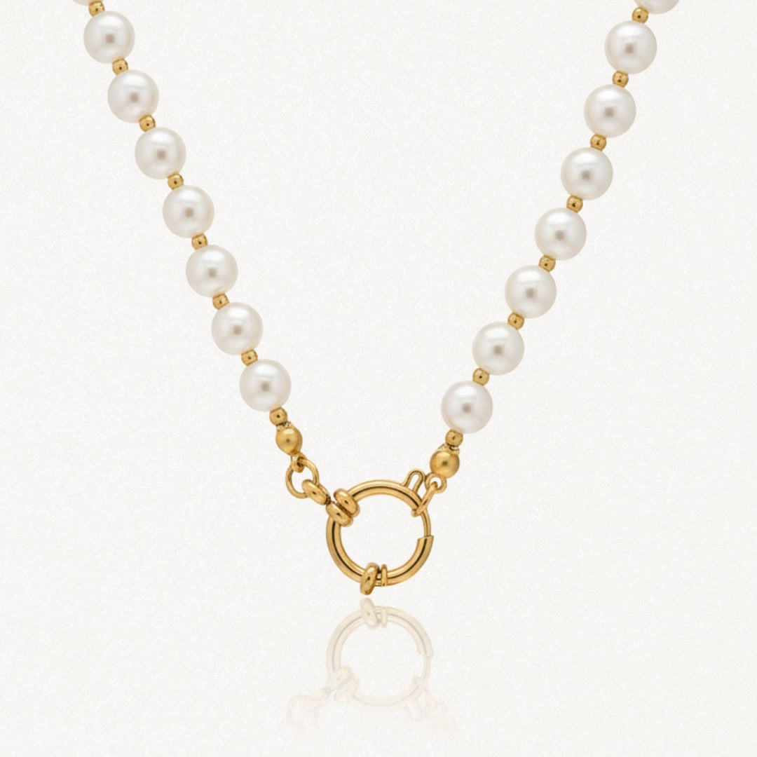 Collier en acier inoxydable doré, perles blanches, fermoir anneau à ressort.