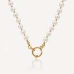 Collier en acier inoxydable doré, perles blanches, fermoir anneau à ressort.