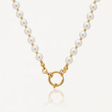 Collier en acier inoxydable doré, perles blanches, fermoir anneau à ressort.