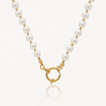 Collier en acier inoxydable doré, perles blanches, fermoir anneau à ressort.