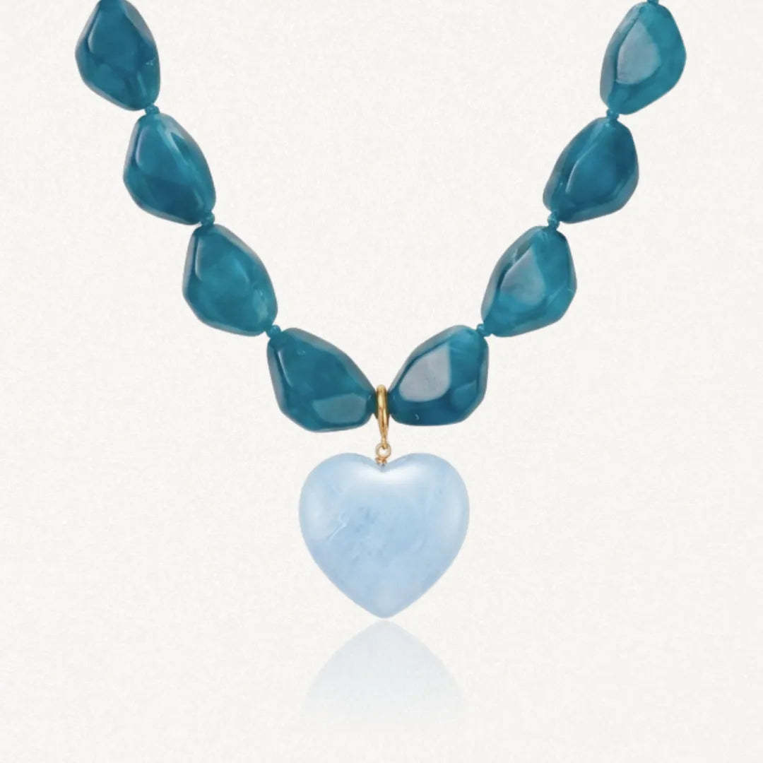 Collier en perles résine bleu-vert irrégulières, avec un pendentif cœur en résine bleu clair et un anneau en acier inoxydable