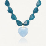 Collier en perles résine bleu-vert irrégulières, avec un pendentif cœur en résine bleu clair et un anneau en acier inoxydable