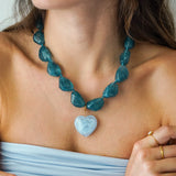 Collier en perles de résine bleu-vert irrégulières, avec pendentif cœur en résine bleu marbré clair et acier inoxydable doré.