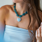 Collier en perles de résine vert-bleu avec pendentif coeur en résine bleue, acier inoxydable doré.