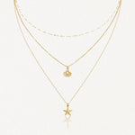 Collier 3 rangs en acier inoxydable doré, pendentifs étoile de mer et coquillage perlé.