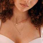 Collier superposé femme en acier inoxydable doré, perles blanches, pendentif coquillage et étoile de mer.