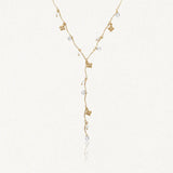Collier en Y en acier inoxydable doré, avec breloques fleurs, perles blanches et strass brillants.