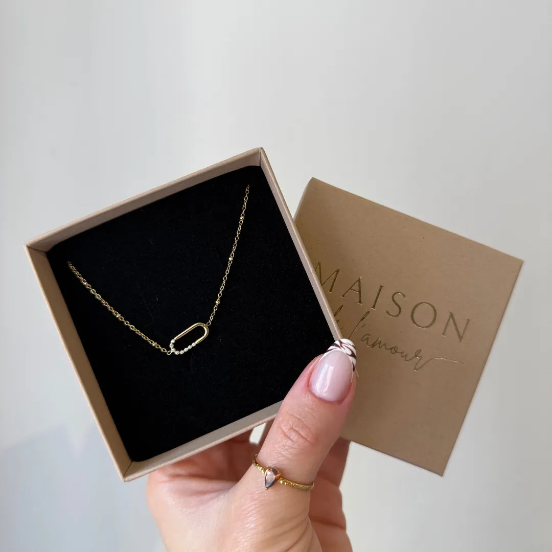 Collier en acier inoxydable doré avec pendentif ovale orné de strass en zirconium dans un coffret cadeau