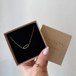 Collier en acier inoxydable doré avec pendentif ovale orné de strass en zirconium dans un coffret cadeau