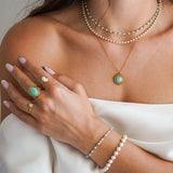 Colliers superposés : deux ras-de-cou perles blanches et pierres bleues, collier acier inoxydable doré pendentif pierre