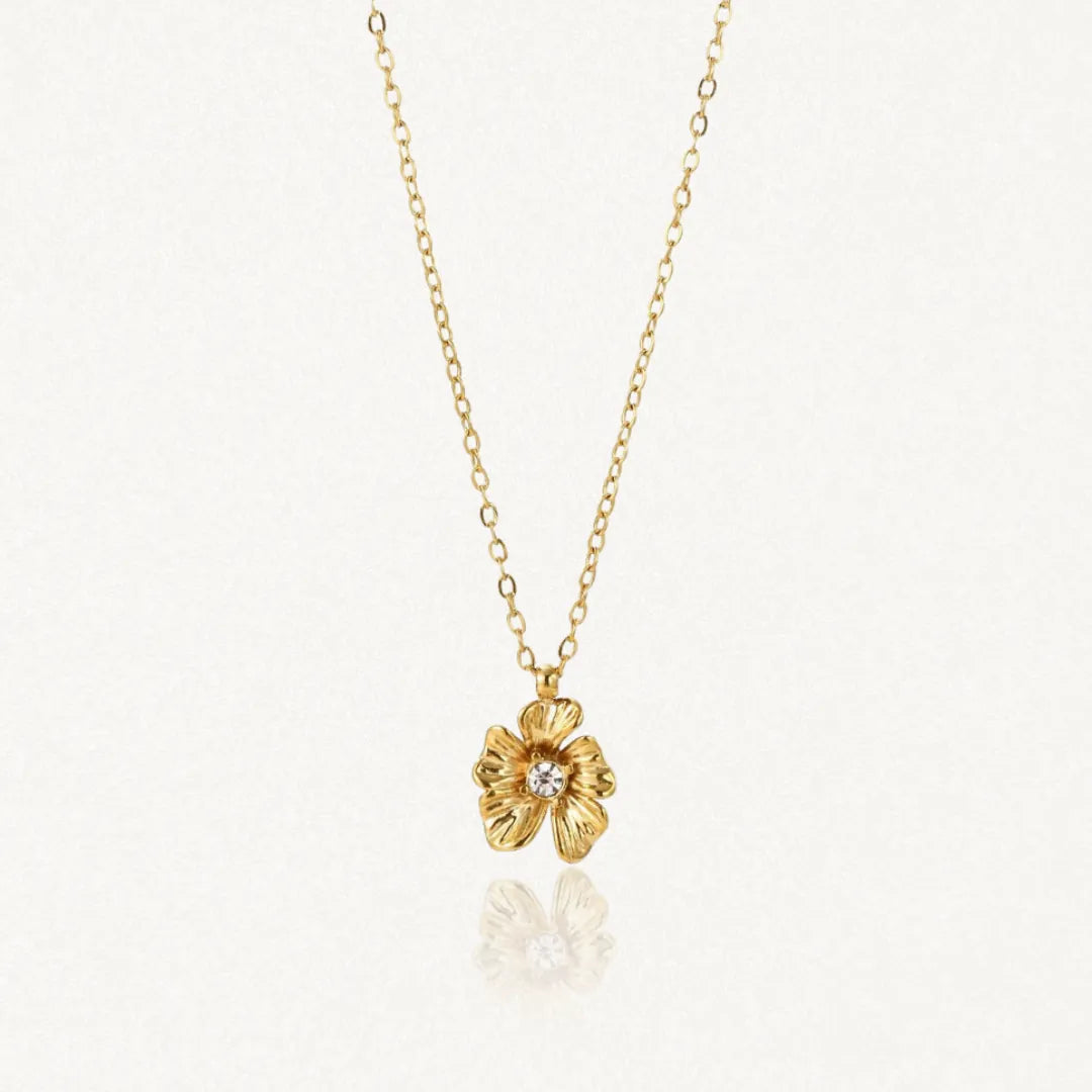 Collier en acier inoxydable doré avec pendentif fleur texturé et un centre éclatant.