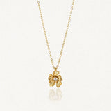 Collier en acier inoxydable doré avec pendentif fleur texturé et un centre éclatant.