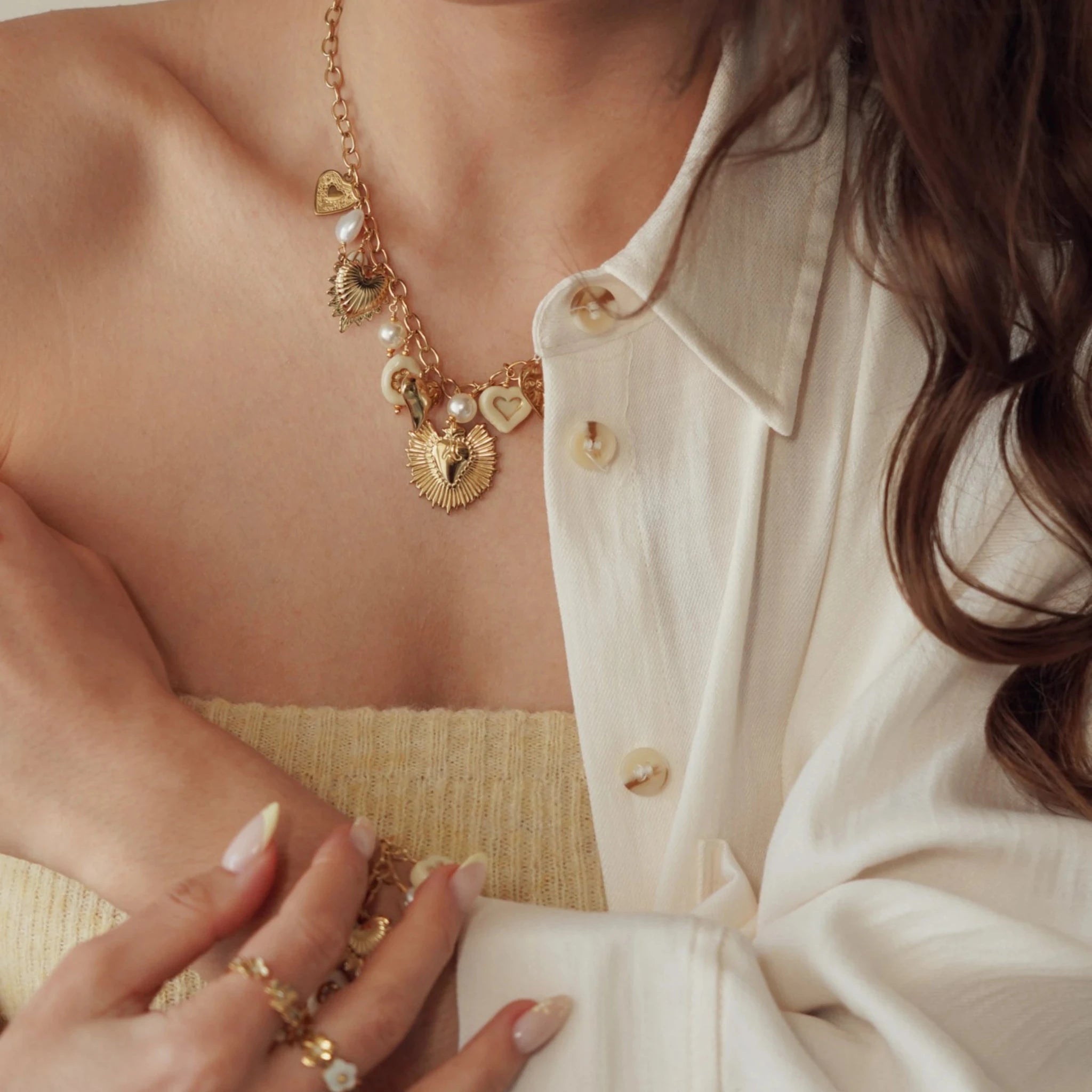 Collier édition limitée MAISON DE L'AMOUR porté au cou, style romantique et raffiné.