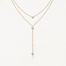 Collier double rang en acier inoxydable doré, type lariat, orné de 3 pendentifs zircon ronds brillants.