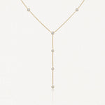 Collier lariat en acier inoxydable doré, chaîne fine ornée de 7 pierres rondes brillantes.