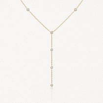 Collier lariat en acier inoxydable doré, chaîne fine ornée de 7 pierres rondes brillantes.