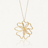 Collier en acier inoxydable dore, pendentif grande fleur ajouree aux petales courbes et stylises.