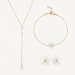 Coffret CLEMENTINE : Collier Y, bracelet et paire de clous d'oreilles en acier inoxydable doré, avec fleurs nacrées et