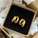 Créoles triple rangs MAISON DE L'AMOUR présentées dans leur écrin cadeau, bijou intemporel pour femme.