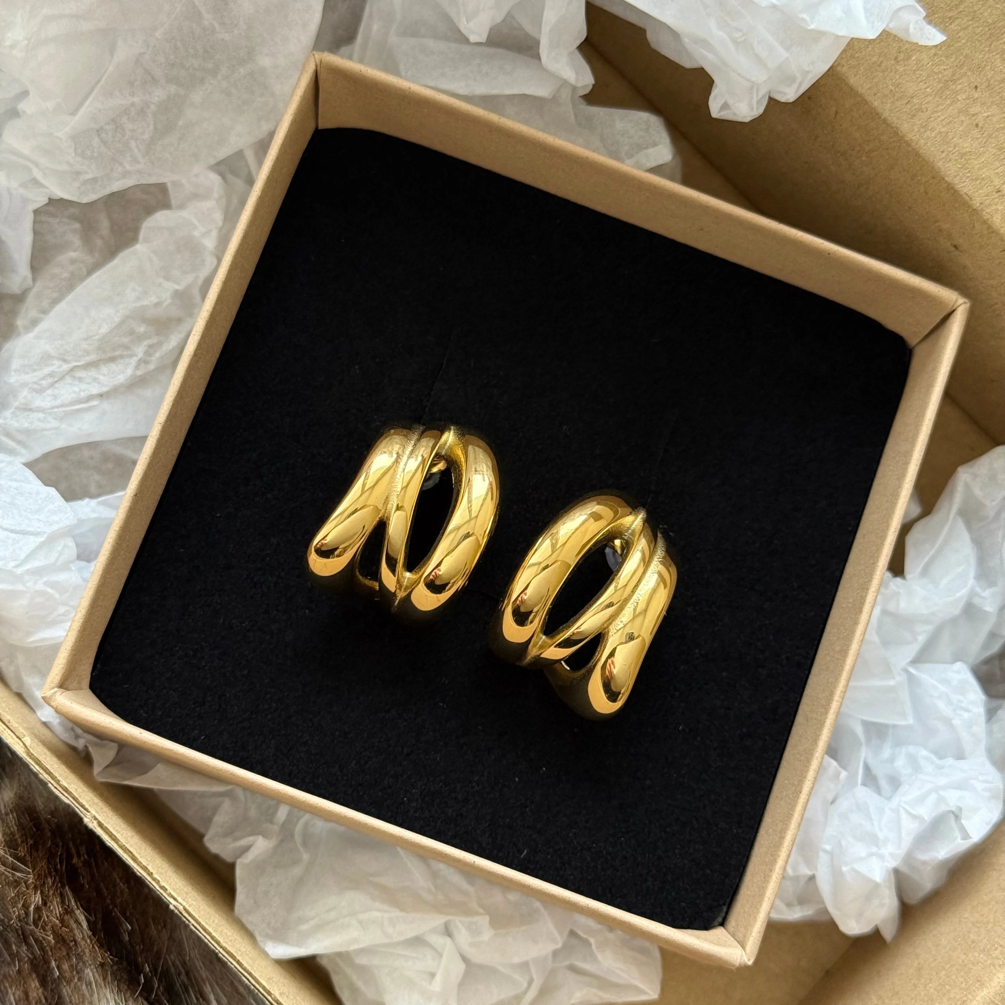 Créoles triple rangs MAISON DE L'AMOUR présentées dans leur écrin cadeau, bijou intemporel pour femme.