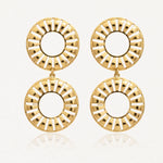 Paire de boucles d'oreilles dorées, pendantes. Chaque boucle a deux anneaux ajourés de motifs radiaux, sur fond blanc.