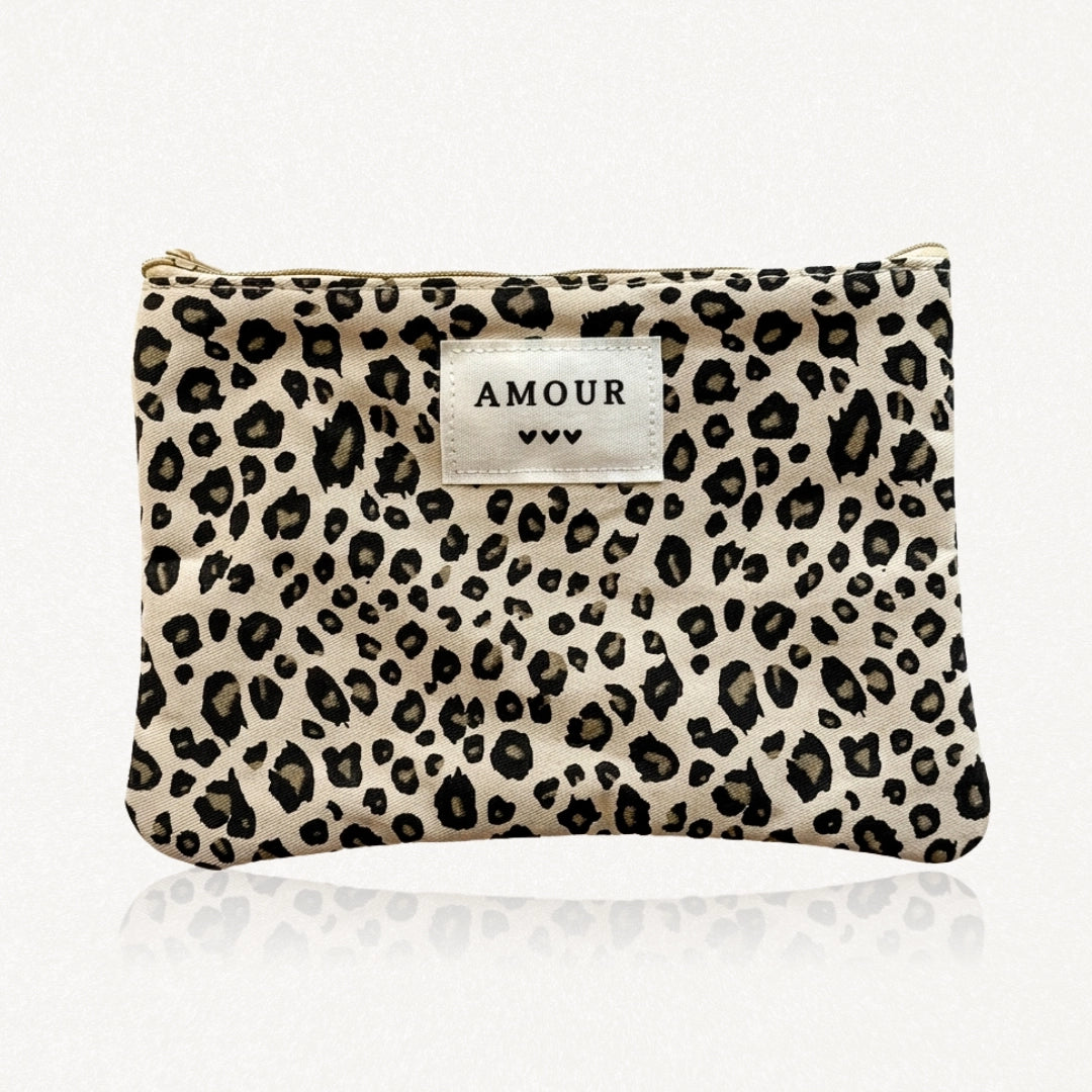 Pochette zippée à imprimé léopard beige et noir, avec étiquette AMOUR et 3 petits cœurs.