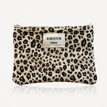 Pochette zippée à imprimé léopard beige et noir, avec étiquette AMOUR et 3 petits cœurs.