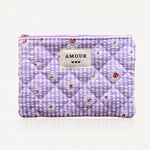 Pochette matelassée à carreaux vichy violets et blancs, fleurs de marguerites. Fermeture éclair lilas. Étiquette "AMOUR" et 3