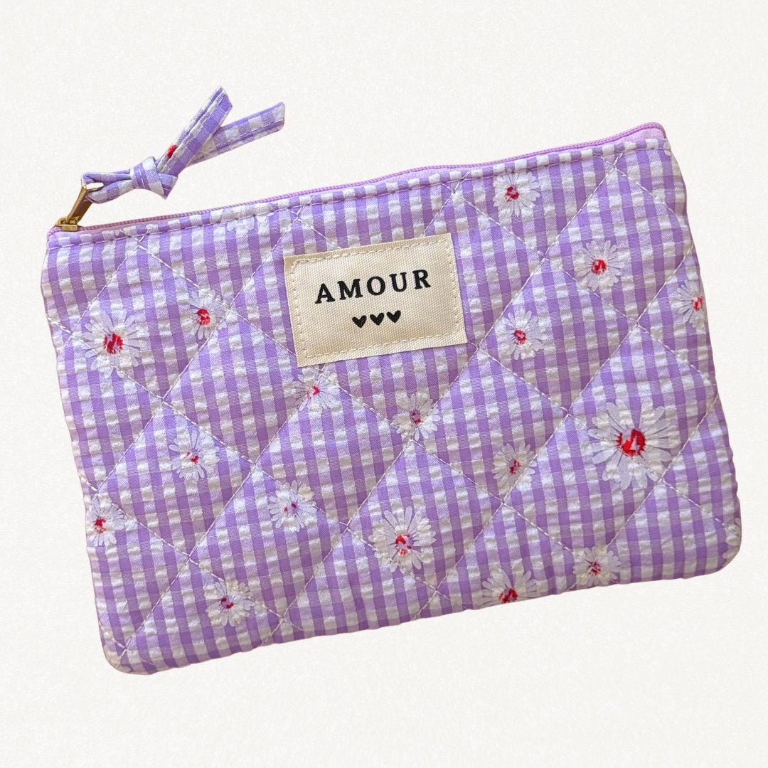Pochette vichy lilas matelassée, motifs marguerites, texte AMOUR, pour bague en acier inoxydable.