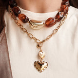 Tendance accumulation (stacking) : association du collier grosses perles marron et du collier chaîne cœurs dorés MAISON DE L'AMOUR.